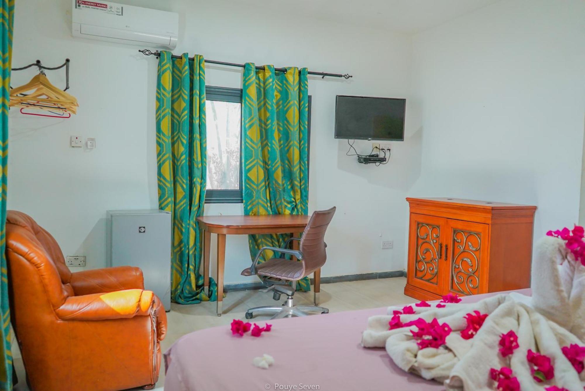 Mgm Apartments Gambia Kololi Esterno foto