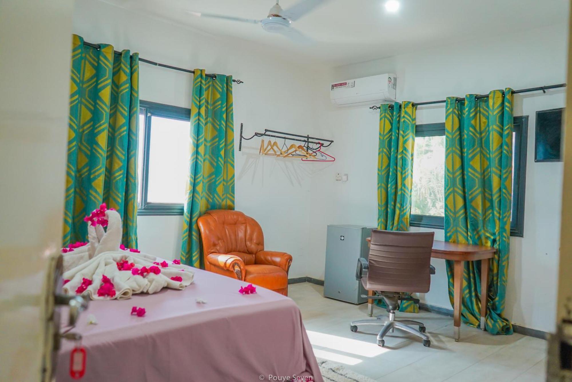 Mgm Apartments Gambia Kololi Esterno foto